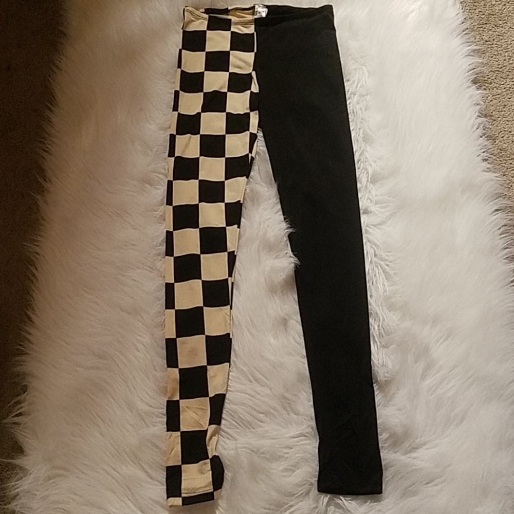 BLACK AND BEIGE CHECKERED LEGGINGS